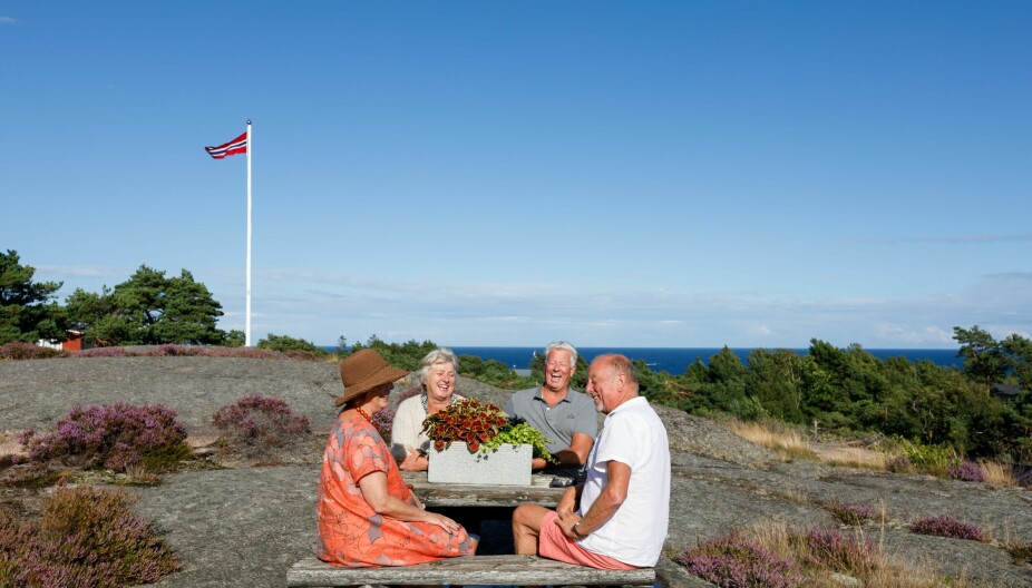 MERDØ: Denne dagen er gode venner på besøk. Elin og Asbjørn har hytte ytterst på Merdø.