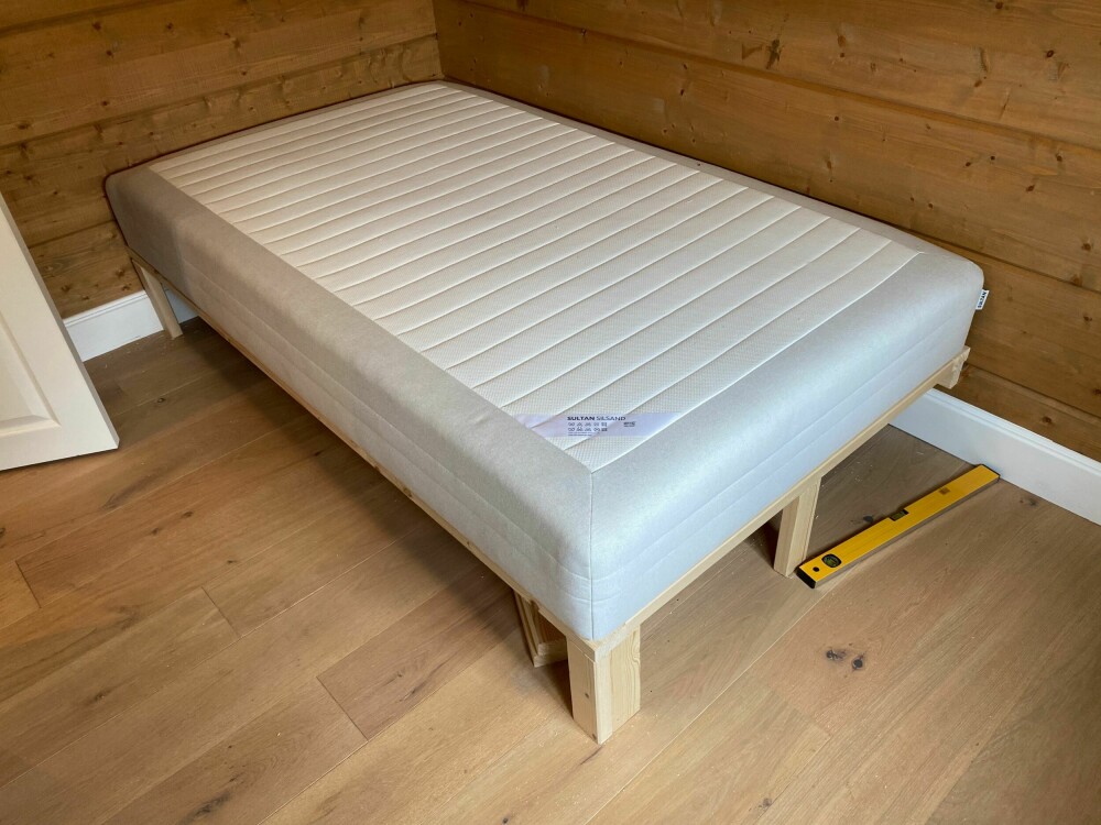 RAMMEMADRASS: Den nederste sengen med rammemadrass.