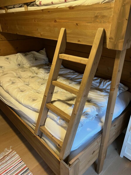 STIGE: Stigen kan settes på skrått som her, eller rett opp i enden av sengen. Vurder hva som passer best for rommet og bruken.