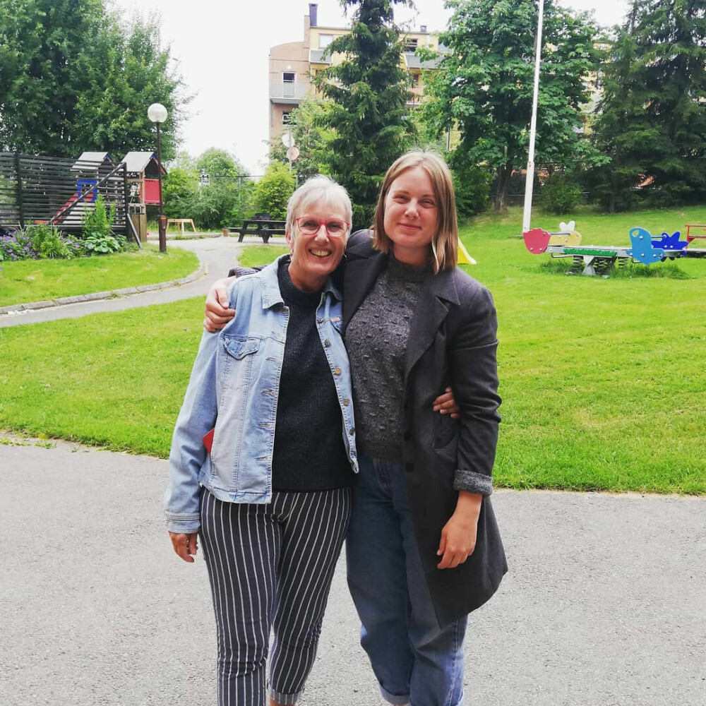 KREFTFRI: Kari fotografert sammen med datteren Elise i juli 2019, etter å ha få beskjed om at hun var kreftfri.