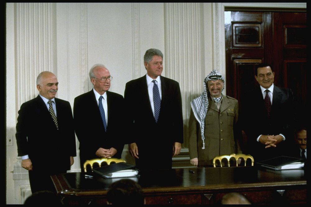 <b>FREDFULLT OG VENNLIG:</b> Kong Hussein av Jordan (t.v.) sto på god fot med både den israelske statsministeren Yitzak Rabin, USAs president Bill Clinton, PLO-leder Yassor Arafat og Egypts president Hosni Mubarak. Men vennskapet ble satt på prøve av klønete Mossad-agenter.