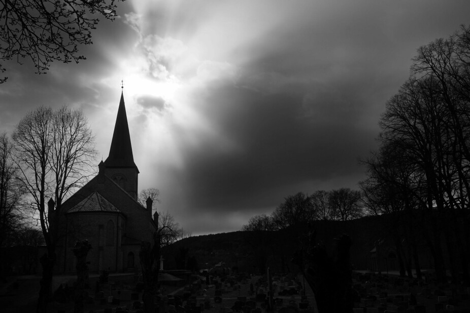 <b>SJEFEN FØLGER MED:</b> I 1000 år har det stått kirke på samme tomt i Asker. Rundt om i Norge kjemper menigheter for ikke å bli værende i fortiden og glemt.