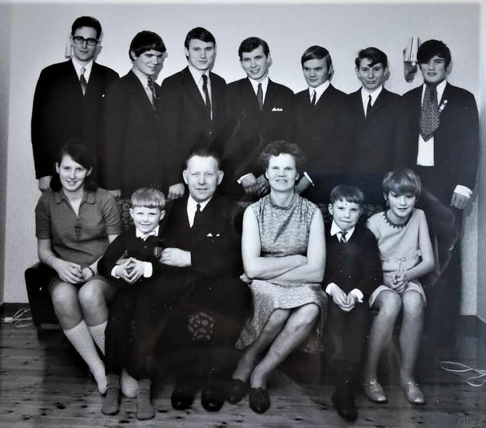 <b>KJERNEFAMILIEN:</b> Familiebildet er tatt i 1971. Alle barna på bildet lever fortsatt. Laurits og Solveig i midten foran.