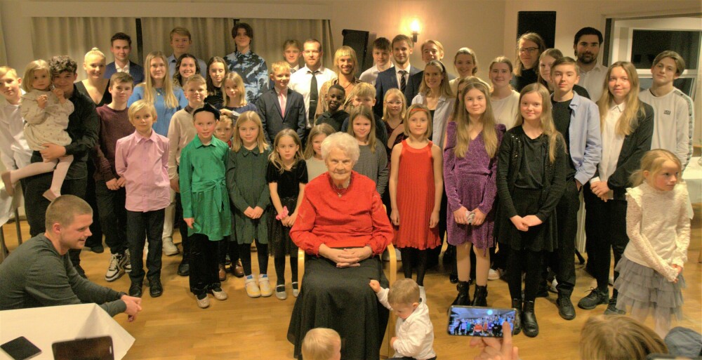 <b>100-ÅRSFEIRING:</b> Solveig samlet mange av de 77 oldebarna på 100-årsdagen sin før jul i fjor. 