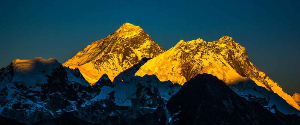 <b>DØDSSONEN:</b> De 848 øverste høydemeterne av Mount Everest kalles «dødssonen» fordi oksygeninnholdet i luften er så lite at menneskekropper bare brytes ned. Men å overleve er ikke nok for mange fjellklatrere. Wim Hof ville klatre opp i bare kortbuksa, mens ingen har vært på toppen flere ganger enn Kami Rita Sherpa (innfelt)