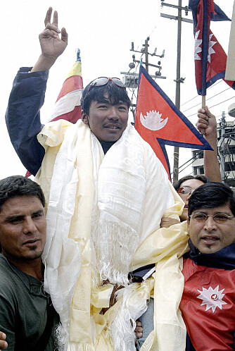 <b>FUSK I FARTA:</b> Pemba Dorji Sherpa (i midten) ble første feiret som tidenes raskeste opp på toppen av Mount Everest. Men siden er han blitt fradømt rekorden i retten, av turistmyndighetene og Guinness rekordbok på grunn av fusk med bevisene.