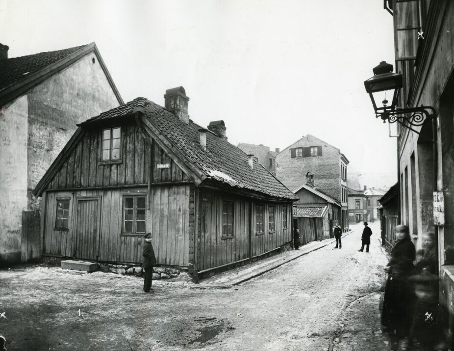 <b>PIPERVIKA:</b> I dette området foregikk prostitusjonen i Kristiania. Bildet er fra rundt 1900 og viser hjørnet av Bakkegaten og Skolegaten, omtrent der Oslo rådhus ligger i dag.
