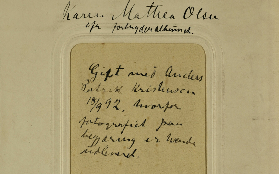 KUNNE FJERNES: Bildene kunne fjernes dersom kvinnene gikk ut av yrket, for eksempel ved giftermål. Her står det: «Gift med Anders 18. september 1892, hvorfor fotografiet på begjæring er hende udleveret».
