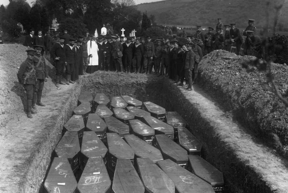 <b>SISTE HVILESTED:</b> Massebegravelse i Queenstown (i dag Cobh) på Irland etter tragedien til havs.