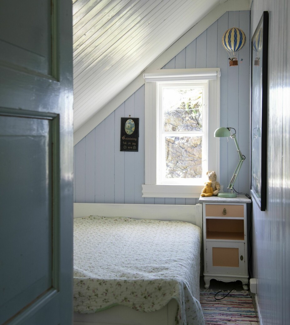 SOVEROM: Det er ikke så rart at små tantejenter liker å sove her, i det blå soverommet med blomstret sengeteppe.