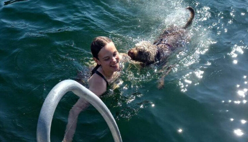 AKTIVT LIV: Jenny er opptatt av å holde seg i fysisk form, og tar gjerne hunden med på en svømmetur.
