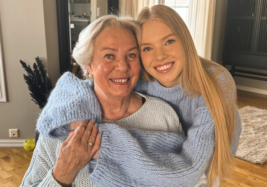 BESTEVENNINNER: Camilla Haugen designer strikkemote, og farmoren Astrid er med som modell. 76-åringens lange erfaring innen klesmote gjør at Camilla alltid kan spørre henne om råd.