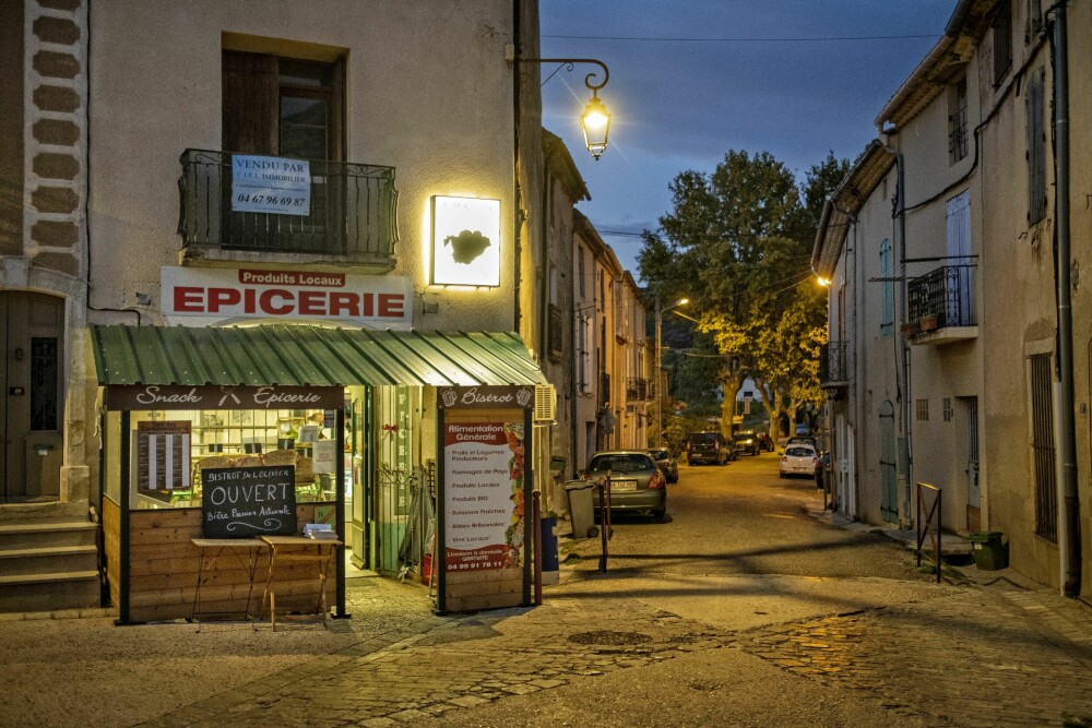 <b>SENTRUM:</b> Den kombinerte butikken og baren på hjørnet er navet i Montpeyroux. 