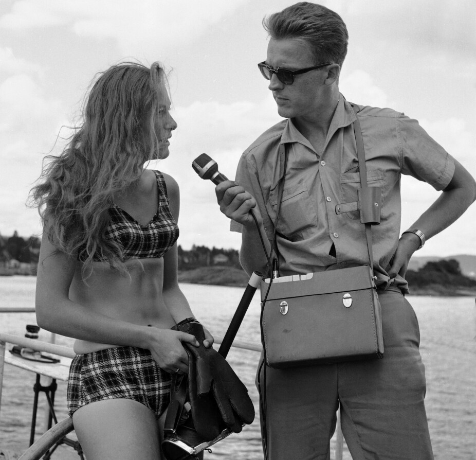 <b>SOMMEREN 1966:</b> <span class="Italic">Reiseradioen</span> ble umiddelbart populær, og reporterne reiste land og strand rundt for å sjekke folks feriestemning. Her er det programmets grunnlegger Johan Vigeland som intervjuer dykker Ida Gulbrandsen, som var assistent på et dykkerkurs på Dyna fyr.