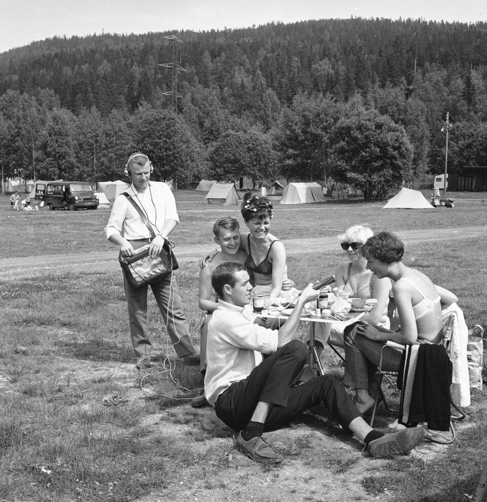 UTE I FELTEN: Reiseradioen var tidlig ute med å bedrive oppsøkende journalistikk. Det gjaldt å være der folk var hvis man skulle fange opp norsk feriemodus. Ofte stilte stedets ordfører opp når selveste NRK kom til bygda.