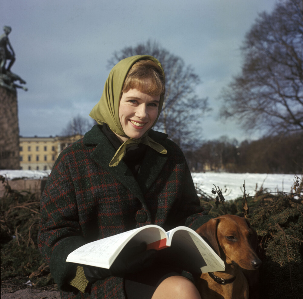 <b>NORSK STJERNE:</b> Skuespilleren Liv Ullmann med skaut, hund og manus ved Nationaltheatret i 1965.