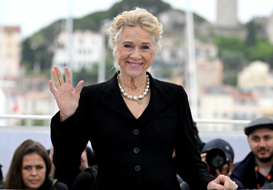 <b>PÅ FILMFESTIVAL</b>: Liv Ullmann vinket på den røde løperen på Cannes filmfestival hvor dokumentaren om henne «A Road Less Travelled» ble vist 19. mai i år.