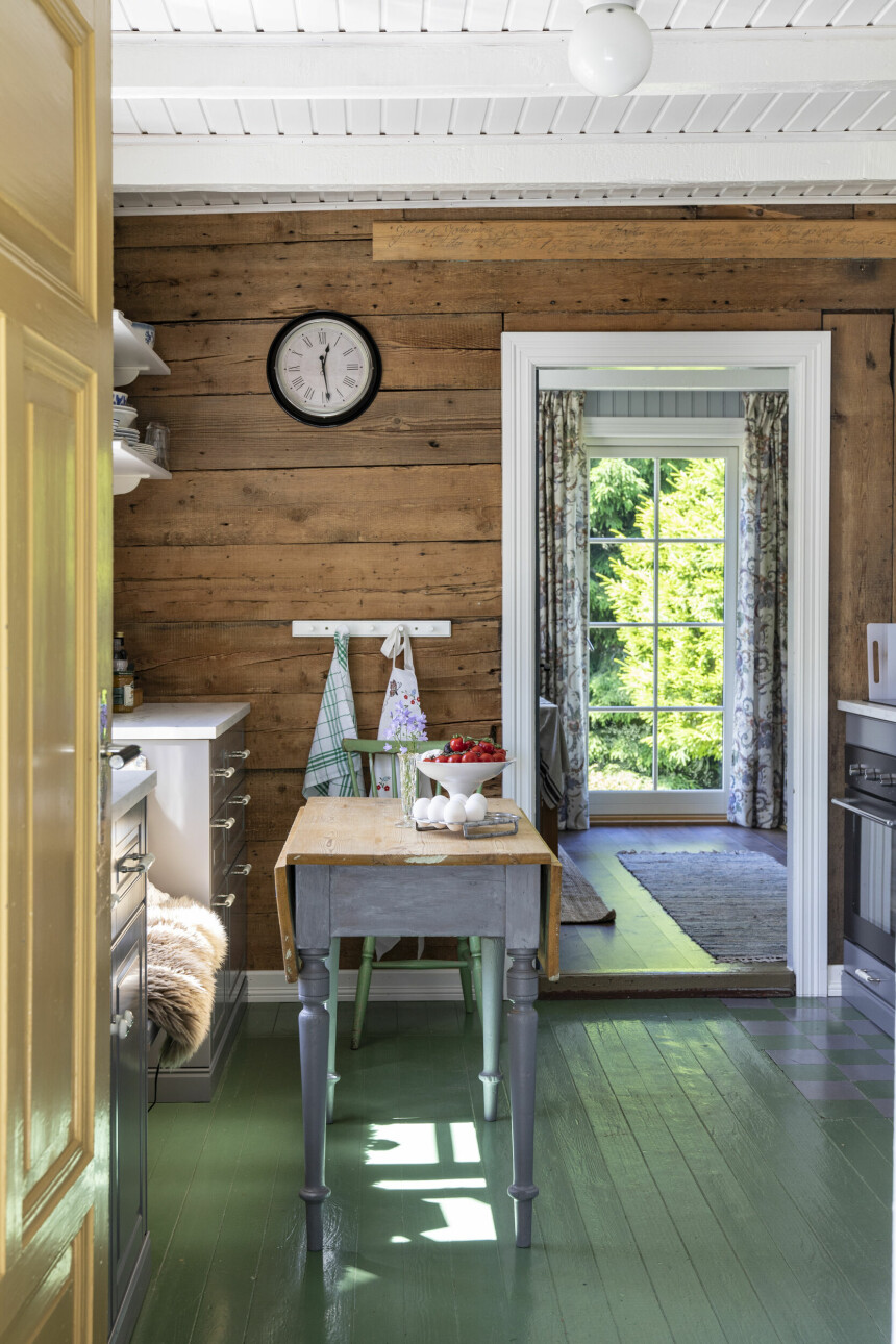 KJØKKEN: Døra inn til kjøkkenet er den gamle ytterdøra. Gangen er nemlig bygd på i senere tid. Kjøkkengulvet er det eneste gulvet de ikke har skiftet enda. Elin syns grønnfargen er nydelig.