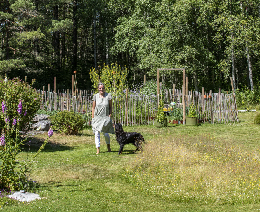 HAGE: Elin syns det er godt å ha India hos seg, spesielt når hun er her ute alene.