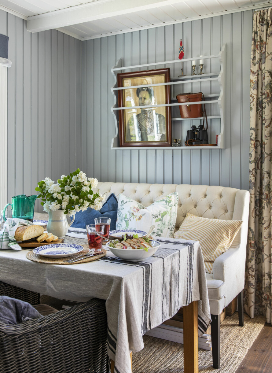 STUE: I stua har de en sofakrok og en spisestuekrok. Nå har Elin lagd kyllingsalat og focaccia, og plukket en bukett duftskjærsmin fra hagen.