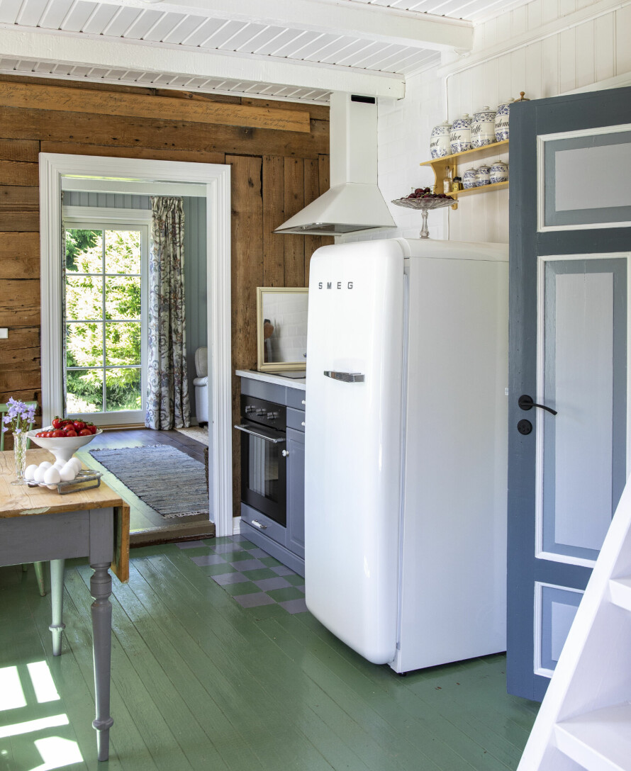 BLÅTT KJØKKEN: På kjøkkenet går det en liten trapp opp til et uinnredet loft. Der skal paret innrede til to soverom. Familien vokser stadig, og Elins barn og barnebarn er ofte på besøk.