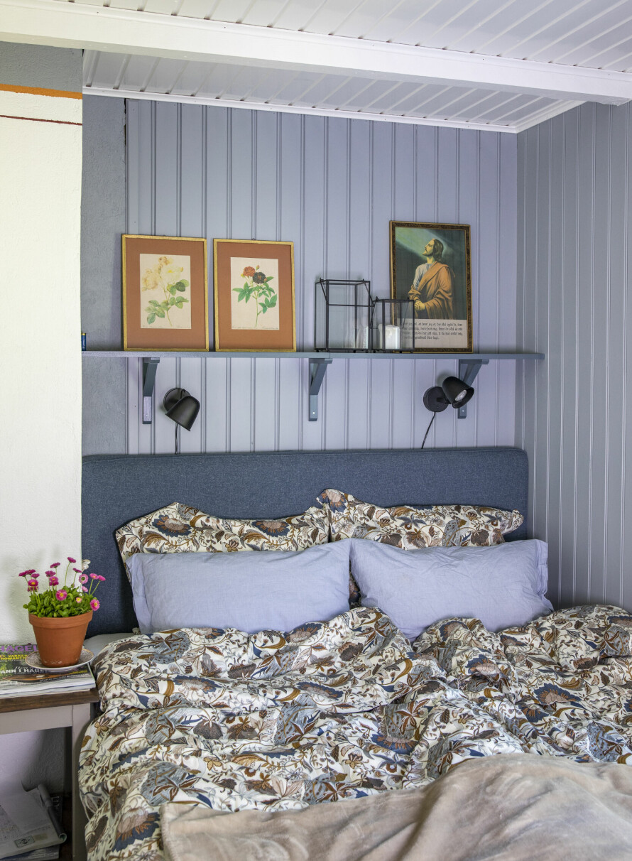 SOVEROM: Soverommet ligger innenfor kjøkkenet, og er det eneste soverommet de har i dag. Derfor prioriterer de å innrede oppe på råloftet framover nå.