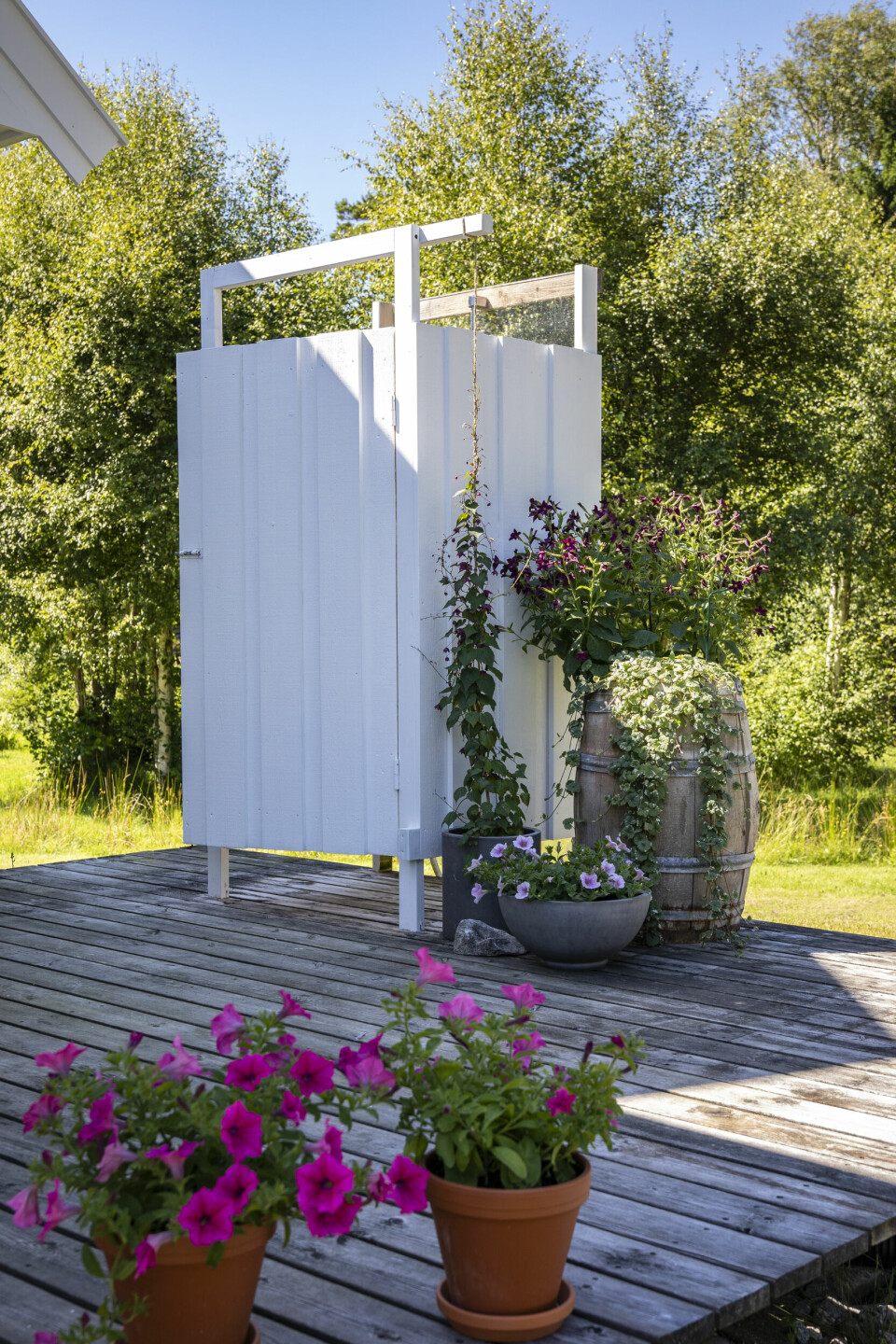 UTEDUSJ: En utedusj på plattingen er godt å ha etter en lang dag på sjøen. Elin er ofte her i mange dager av gangen, og da er det praktisk med en slik løsning.