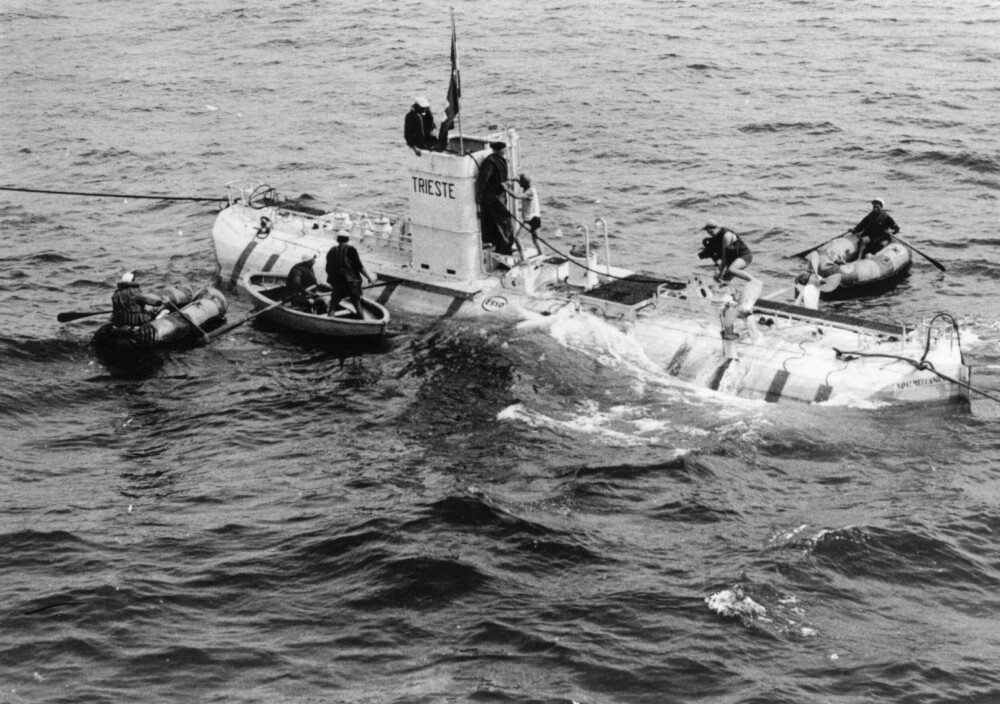 <b>REKORDDYKK:</b> Auguste Piccard, Jacques Piccards far, konstruerte «Triste» og gjennomførte et rekorddykk med batyskafen den tredje oktober 1953. Piccard den eldre tok «Trieste» ned til 3150 meters dyp utenfor vestkysten av Italia.