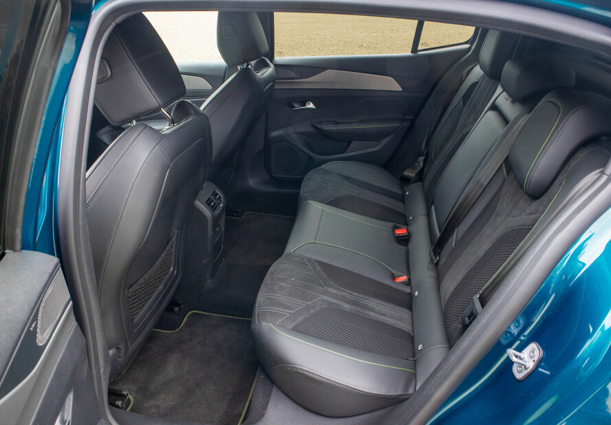 STREKK UT: Benplassen i baksetet er blant de aller største vi har målt i mellomklassen. Bredde og takhøyde på det jevne.