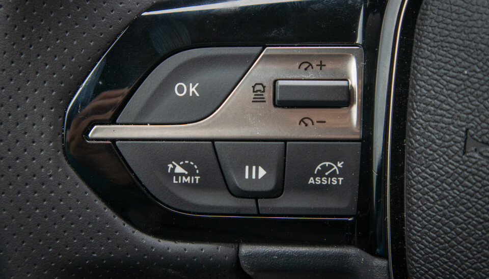 BRA LØST: Betjeningen av cruisekontrollen på rattet sitter fort i fingrene og krever lite oppmerksomhet under kjøring.