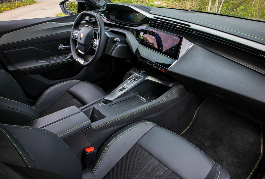 SÆREGEN: Det lille rattet er blitt en Peugeot-spesialitet, men fungerer fint i praksis.