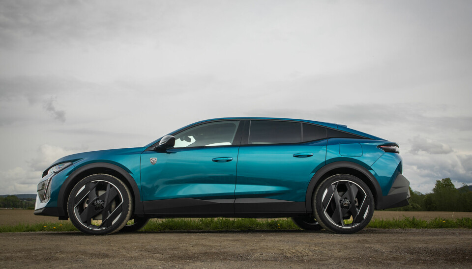 Benplassen i baksetet er gigantisk, faktisk helt i toppen av det vi har målt på en bil i denne klassen