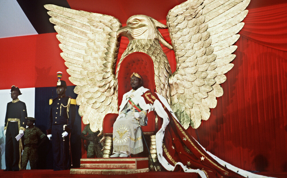Den storslagne kroningen av Bokassa startet tidlig på morgenen den fjerde desember 1977. «Kongen og dronningen av Basoche» overvar seremonien blant andre kongelige og notabiliteter fra orkesterplass.