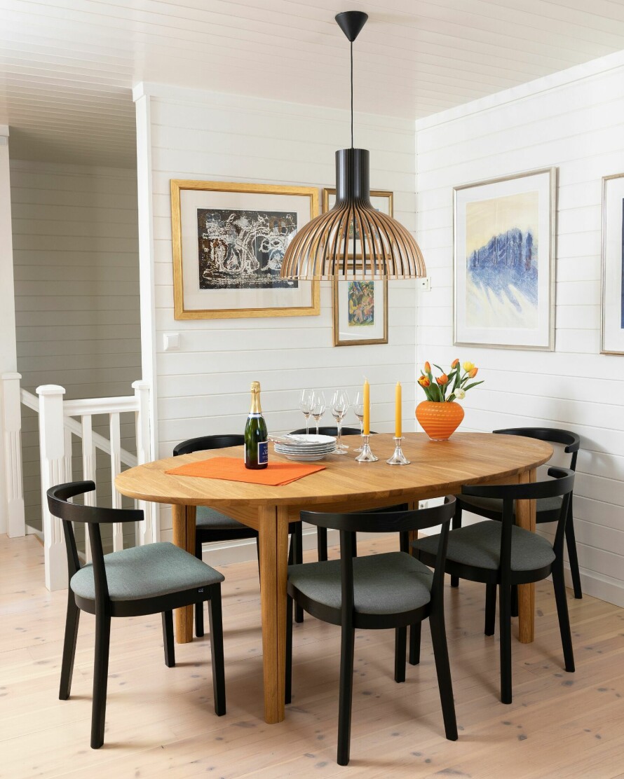 LUN KROK: Wenche har en enkel og stilren spisestue som også fungerer som kjøkkenbord.