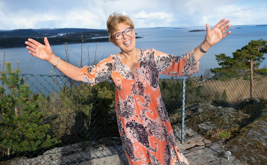 <b>FORNØYD</b>: Wenche stortrives i Holmestrand med utsikt over Oslofjorden. Her har hun kortere vei til sønnen, familien, hytta og vennen Finn Schjøll enn det hun hadde tidligere.