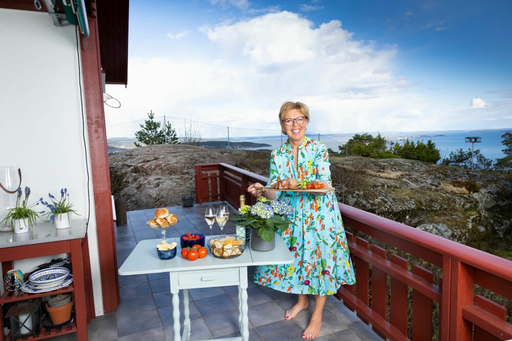 <b>DISKER OPP:</b> – Det er deilig med lett og smaksrike måltider om sommeren, synes Wenche. Hjemme på terrassen nyter hun både god mat og storslått utsikt.