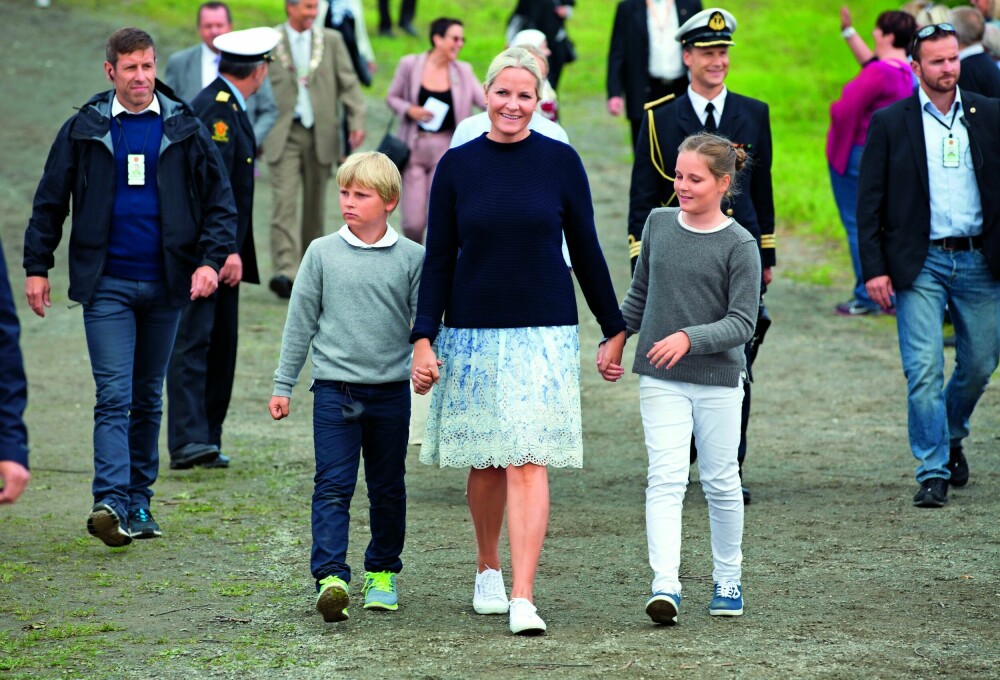 <b>HÅND I HÅND:</b> Kronprinsesse Mette-Marit har innsett at hennes små sjarmtroll er i ferd med å bli voksne.