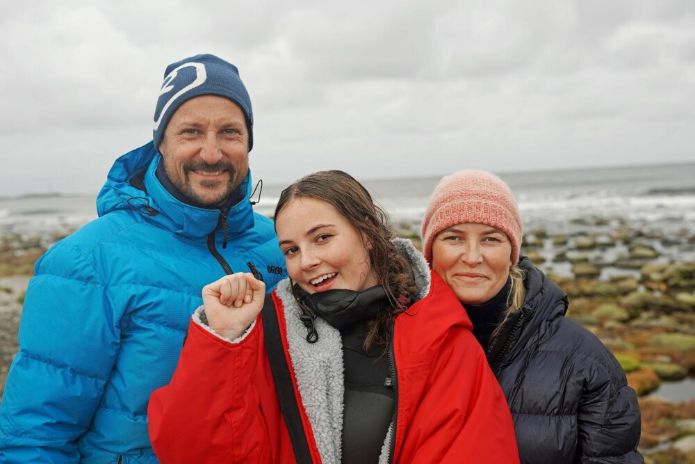 <b>TRIVES I NATUREN:</b> Ingrid Alexandra har arvet mange av interessene til foreldrene Haakon og Mette-Marit. Her er de på NM i surfing på Borestranden i 2020. Der tok Ingrid gull i klassen jenter junior.