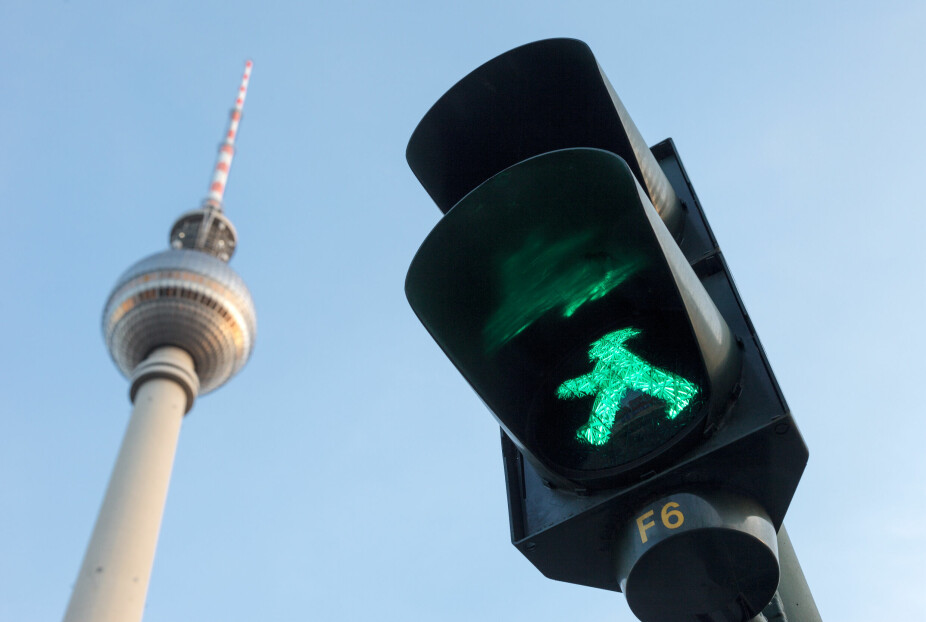 Ampelmann: Fernsehturm - og Ampelmann, østtyskernes fotgjengersymbol på "grønn mann".