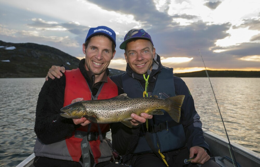 <b>KVELDSFISKE:</b> Båtfiske på og ved frittliggende grunner er ofte effektivt rett før og etter solnedgang i høyfjellet. 
