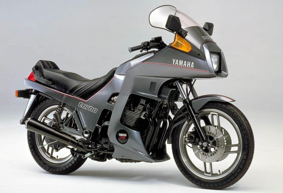 TURBO-FIRER: Året etter Honda kom Yamaha med sin turbosykkel. XJ 650 Turbo var en bekvem og sporty tursykkel med firesylindret rekkemotor.