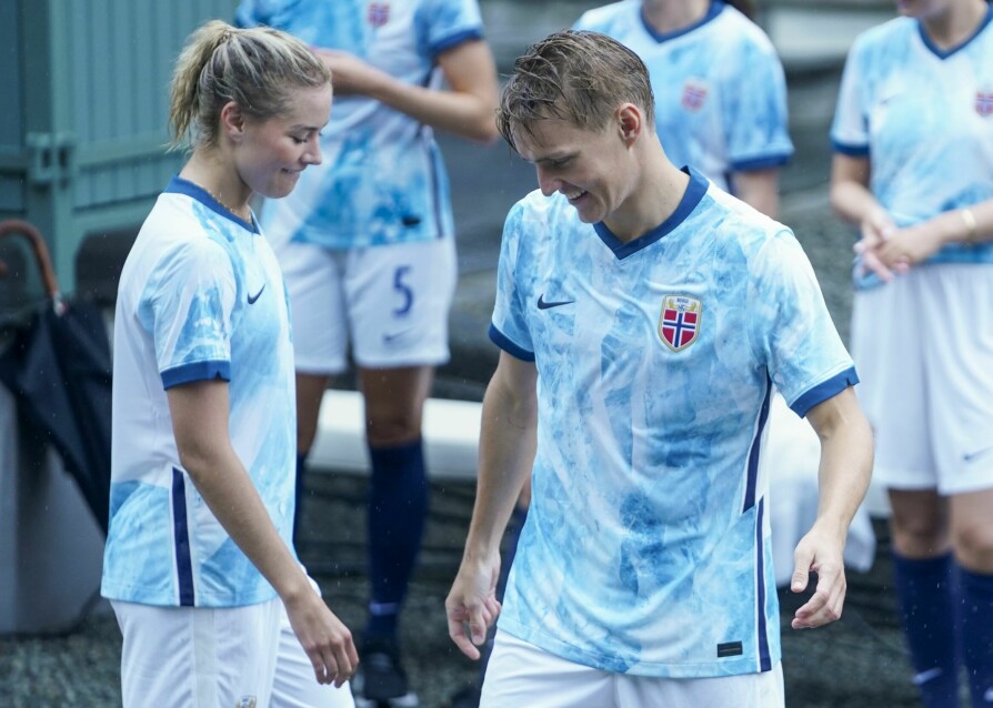 <b>KJÆRLIG ERTING:</b> Både Martin og resten av Team Skaugum flirte da den noe uerfarne fotballspilleren Helene viste frem sin særegne innkast-teknikk.
