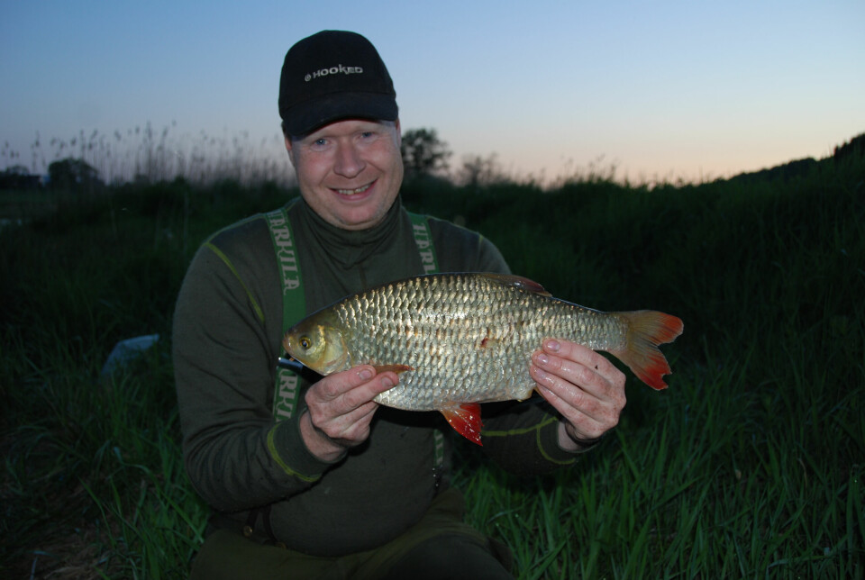 SØRVEESS: Ole-Håkon Heier med rekordsørven på 1,46 kilo fra Østfold, tatt under bunnmeite med loff. Denne karpefisken er svært populær blant ferskvannsmeitere i Norge, og de store kan være svært vanskelige å lure.