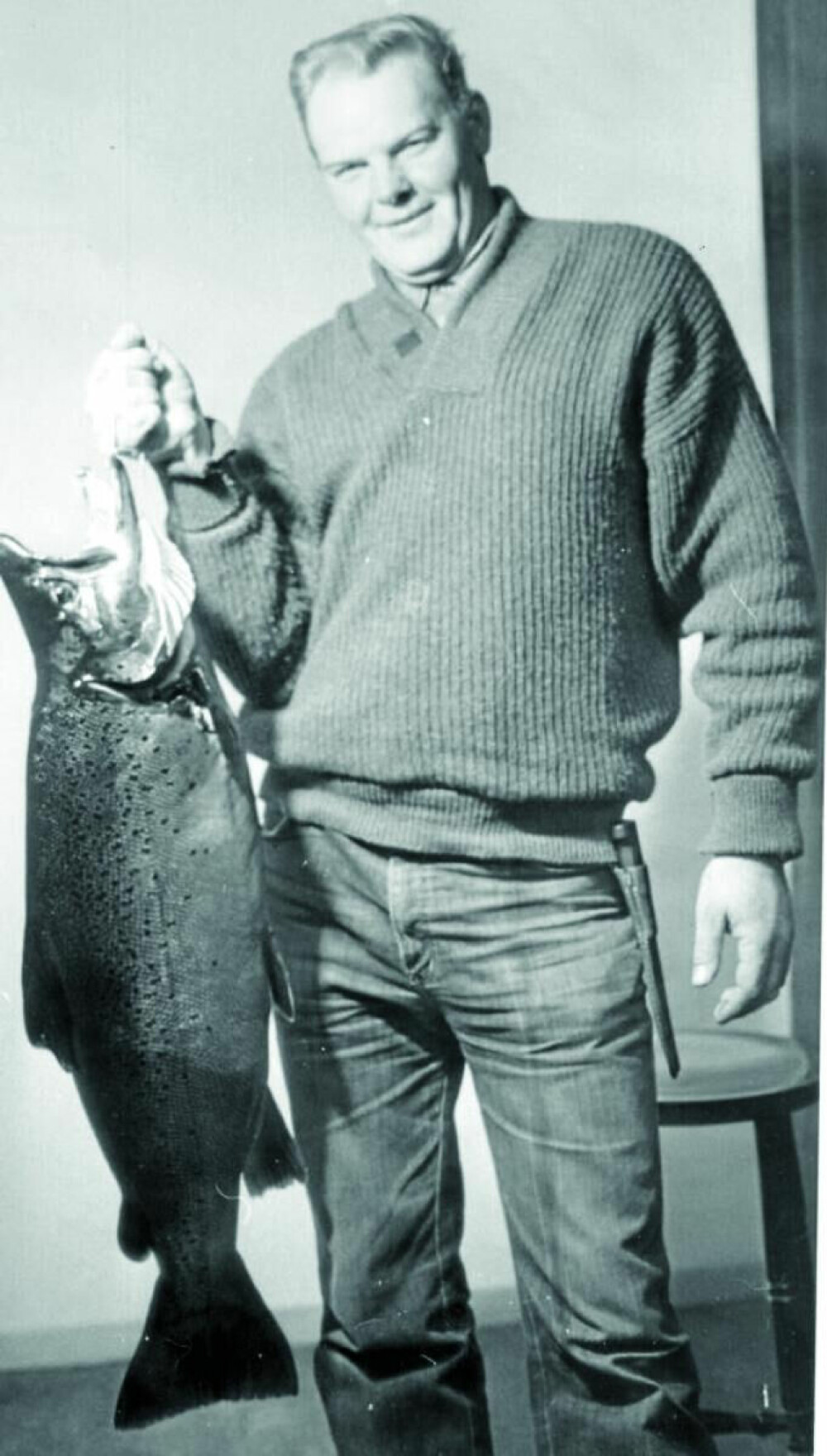 <b>ØRRETREKORDEN:</b> Robert Torp med den største ørreten tatt på stang i Norge. Vekta stoppet på 15,3 kilo og ørreten ble tatt i Mjøsa, utenfor Fossum Gård på Nes i 1981.
