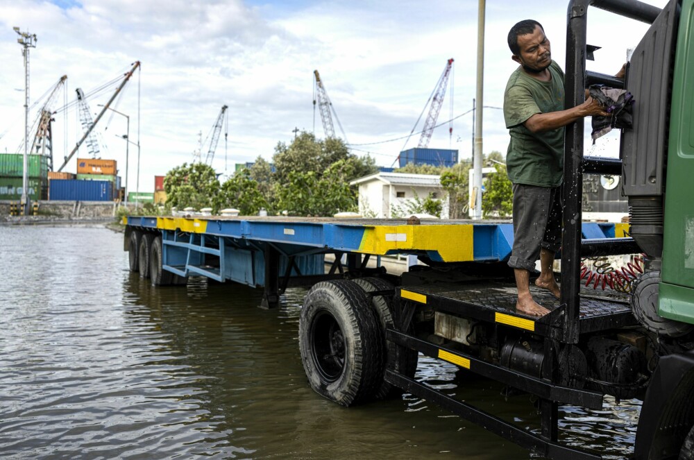 <b>REDD FOR JOBBEN:</b> Lastebilsjåføren Arif jobber med å flytte gods på Sunda Kelapa og andre havner i Jakarta. – Det er alltid vann på kaia, forteller han.