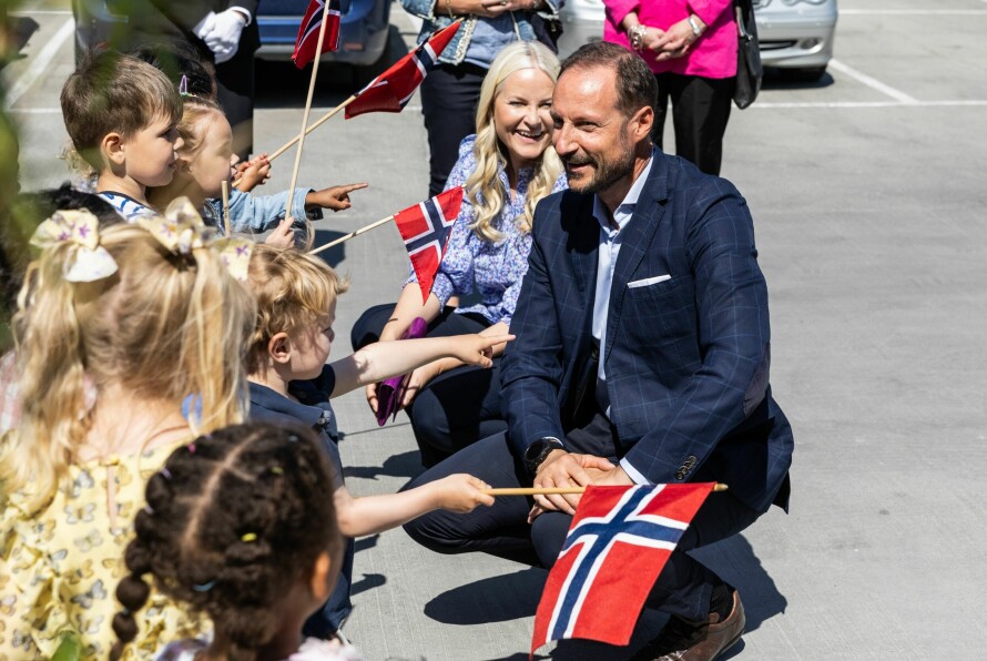 GLAD I BARN: Kronprinsen tok seg god tid til å prate med barn som kom til Skaugum i årets 17. mai-tog. Kontakten var det tydeligvis ingenting å si på. Barna hadde mye på hjertet, og kronprinsen lyttet.