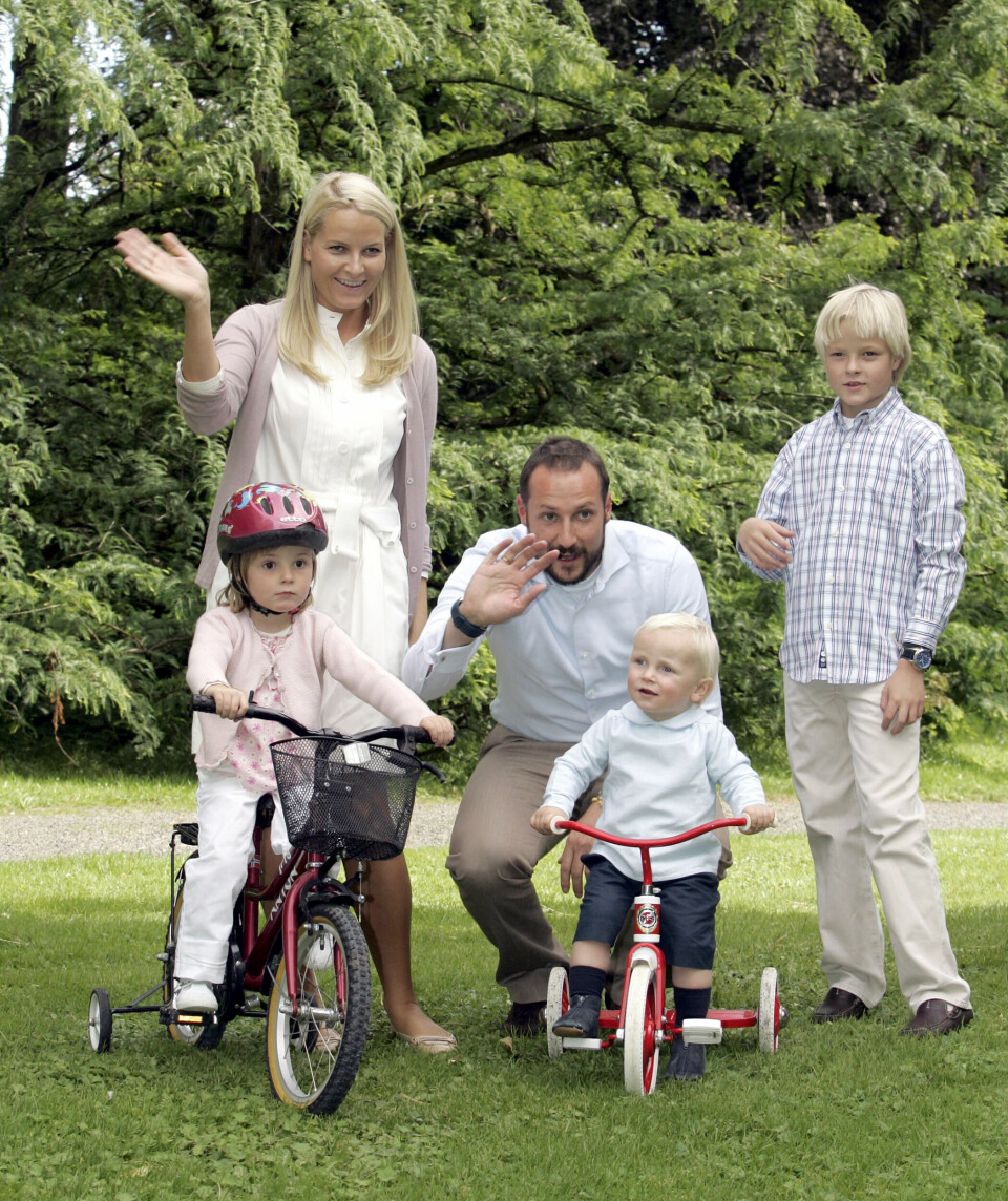 FAMILIETID: Kronprins-familien, med kronprinsesse Mette-Marit, prinsesse Ingrid Alexandra, kronprins Haakon, prins Sverre og kronprinsesse Mette-Marits sønn, Marius, fotografert i hagen hjemme på Skaugum, september 2007.
