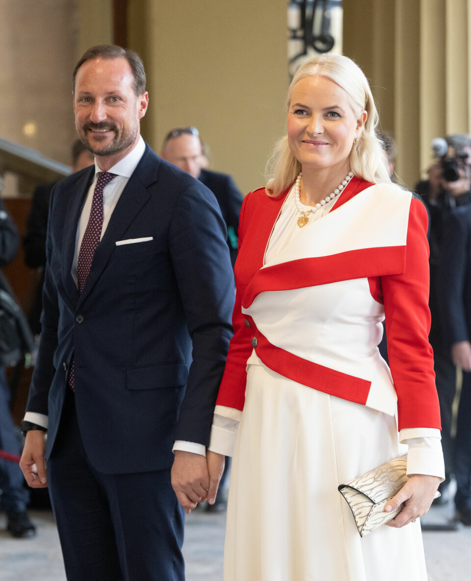 KRONPRINSPARET: I mai i år var kronprinsparet i London og bivånte kroningen av kong Charles og dronning Camilla. Selv vil de ikke bli kronet på samme måte, da kroning ble avskaffet i Norge etter kroningen av kong Haakon og dronning Maud. Kronprinsens foreldre valgte i stedet å bli velsignet i Nidarosdomen.