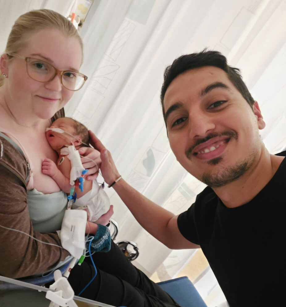 <b>TØFF TID:</b> – Her er vi på Rikshospitalet, et par dager etter at Adeem ble født. Dette var første gang vi fikk holde ham. Han ble operert like etter fødselen og overvåket av sykepleiere hele døgnet, forteller Nina.