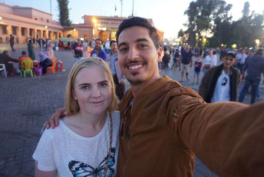 <b>SISTE KVELDEN:</b> Her er paret på markedsplassen Djemaa al-Fna i Marrakech i oktober 2019. – Kvelden etter skilte vi lag på flyplassen. Lite visste vi at det skulle komme en pandemi som skulle holde oss atskilt i 14 måneder, sier Nina og Redouane.